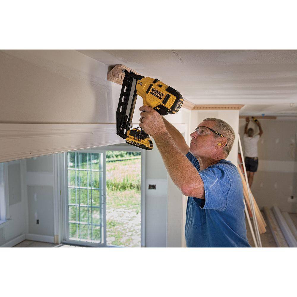 DEWALT DCN660D1 20V MAX XR 16-Gauge Cordless Angled Finish Nailer Kit