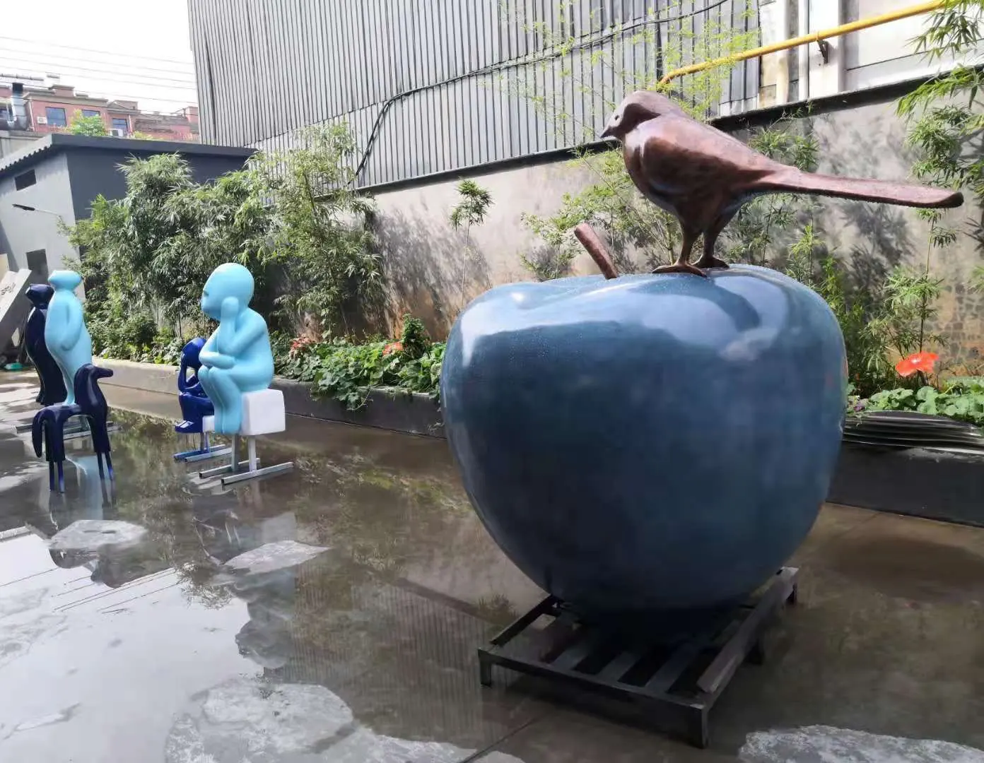 Customized Hot Selling fruit fiberglass apple statue outdoor landscape display home yard decor garden sculpture