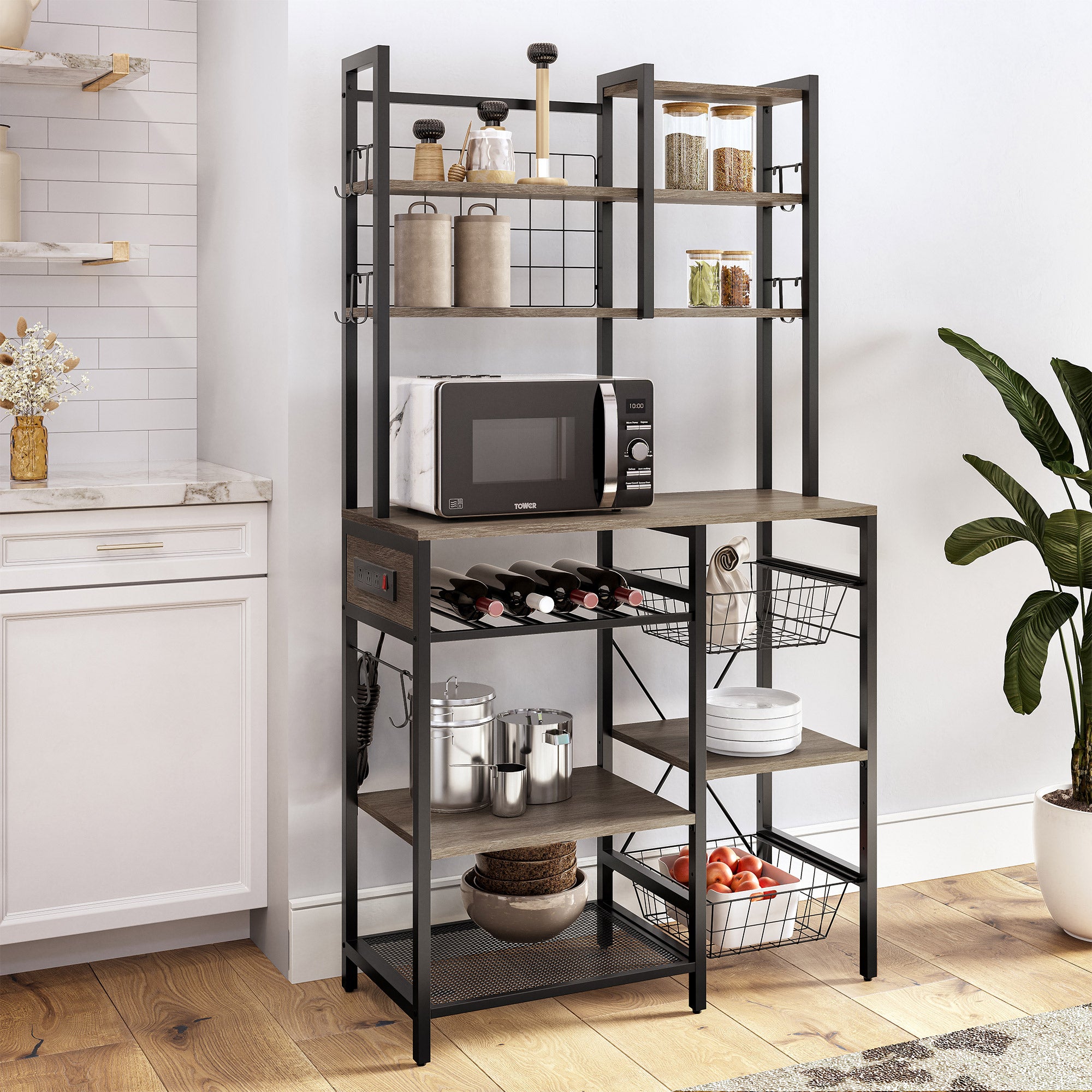 BELLEZE Bakers Rack with Power Strip， Storage Shelves， Standing Kitchen Organizer with Hutch， Hooks， Trays， Industrial Microwave Stand and Coffee Bar - Discover (Gray)