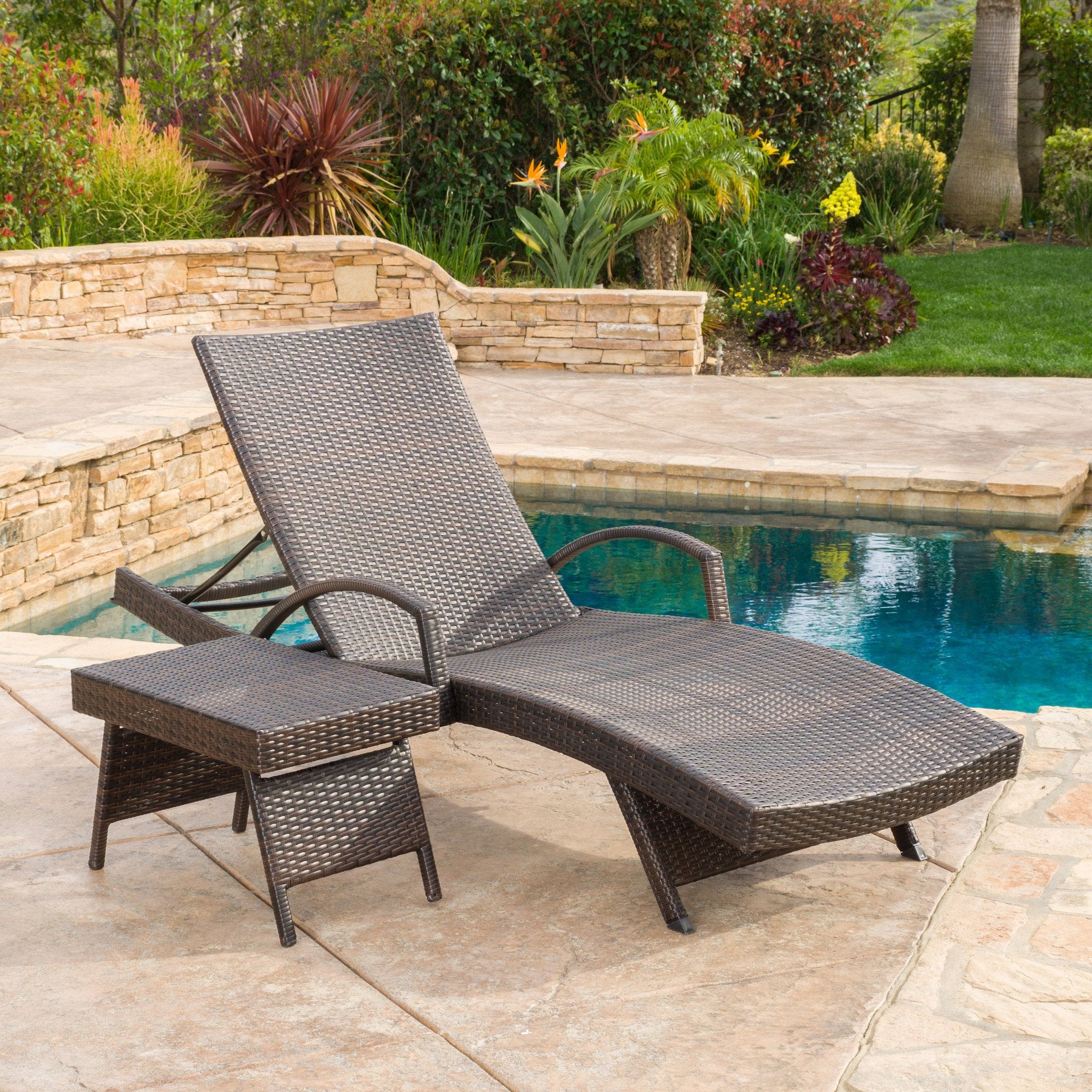 Lakeport Outdoor 2-piece Brown Wicker Armed Chaise Lounge w/ Table