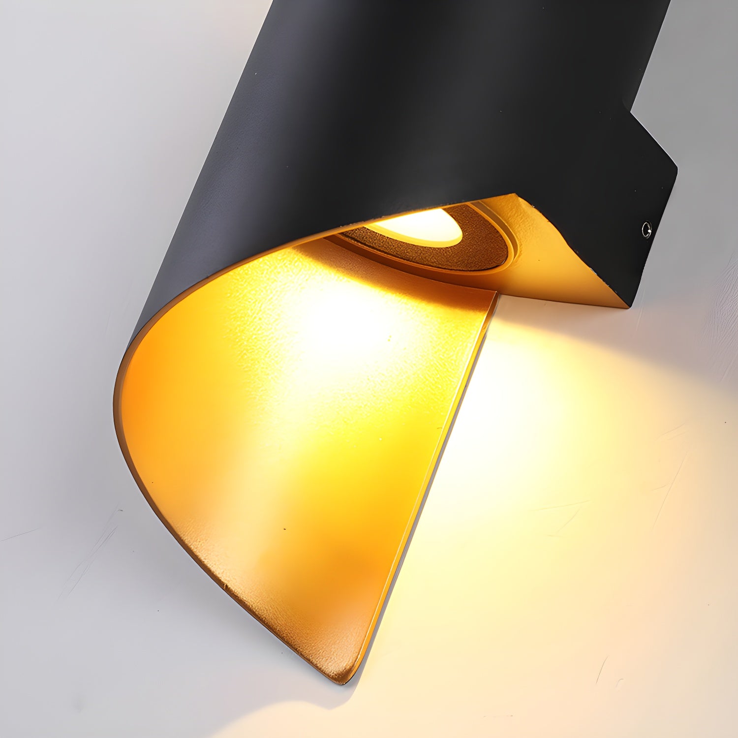 Lila Wall Lamp