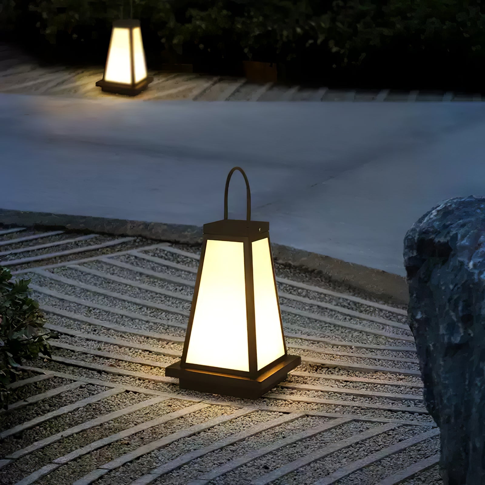 Roam Lantern Solar Outdoor Lamp