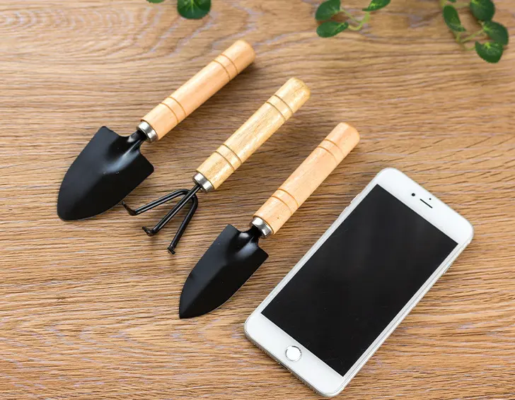 2023 hot sell new design household flower planting soil loosening tool wooden handle iron garden tools 3 pcs set