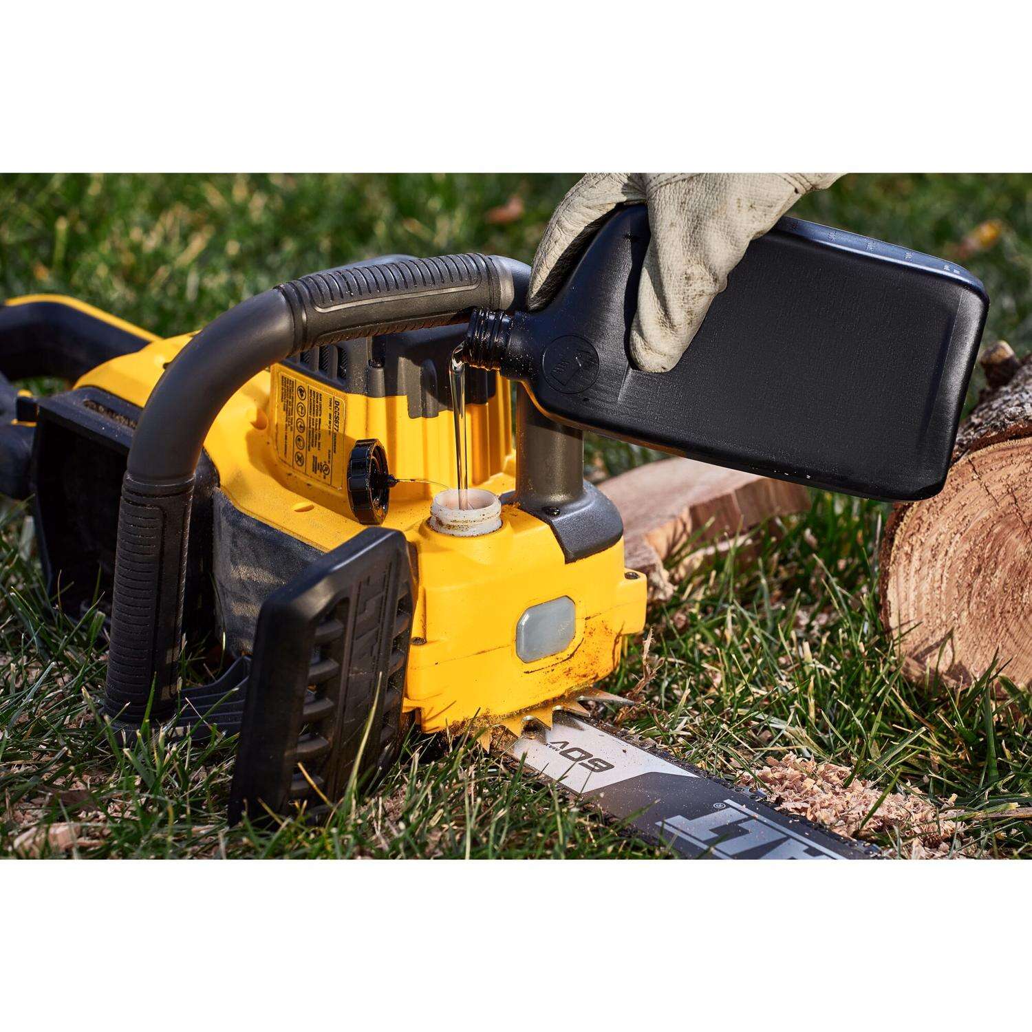 DW Flexvolt 20 in. 50.2 cc 60 V Battery Chainsaw Kit (Battery and Charger)