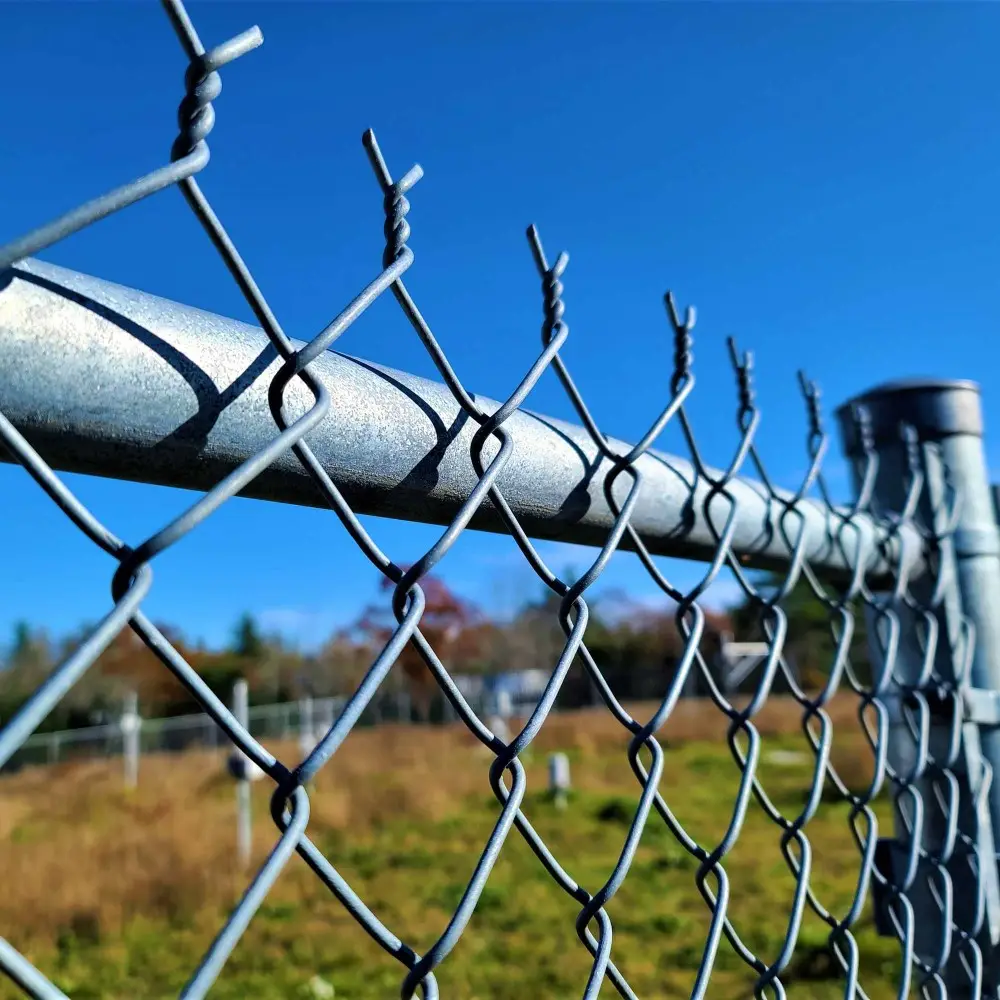 Factory direct supply hot dipped galvanized diamond shape wire sports field chain link fence with accessories