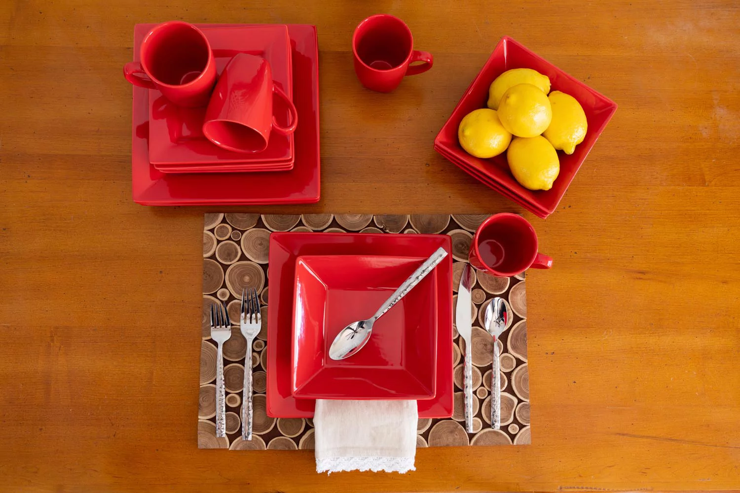 10 Strawberry Street Nova Square 16-Piece Stoneware Dinnerware Set， Red