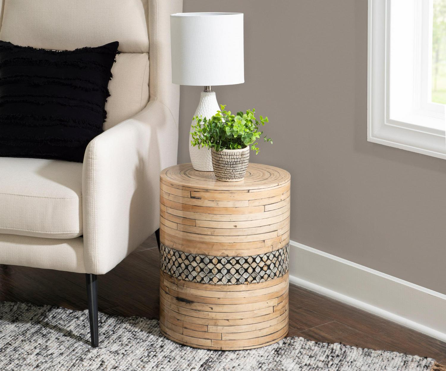 Linon Dahlia Drum Accent Side Table， Natural Bamboo Finish with Opalescent Capiz Shell Accents