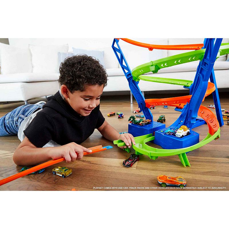 Hot Wheels Track Set and 164 Scale Toy Car， Spiral Race Track with Motorized Booster