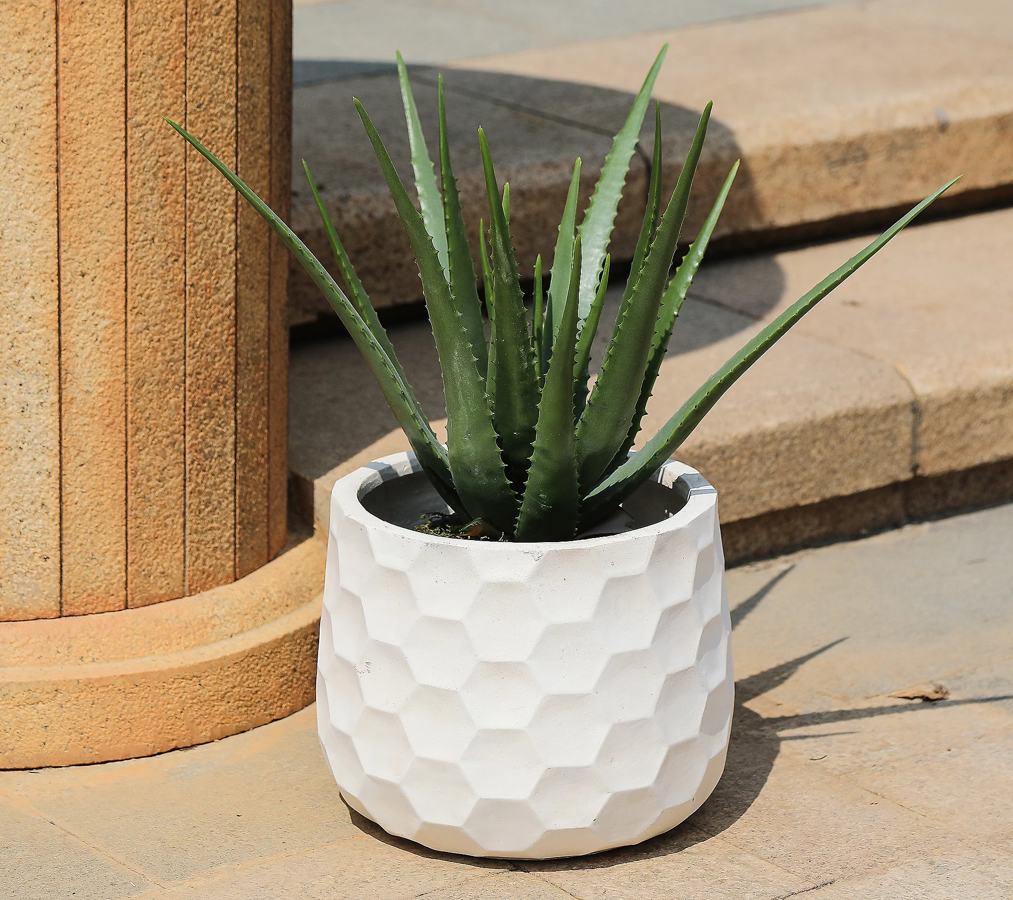 Luxen Home White Geo-Design Round MgO Planter