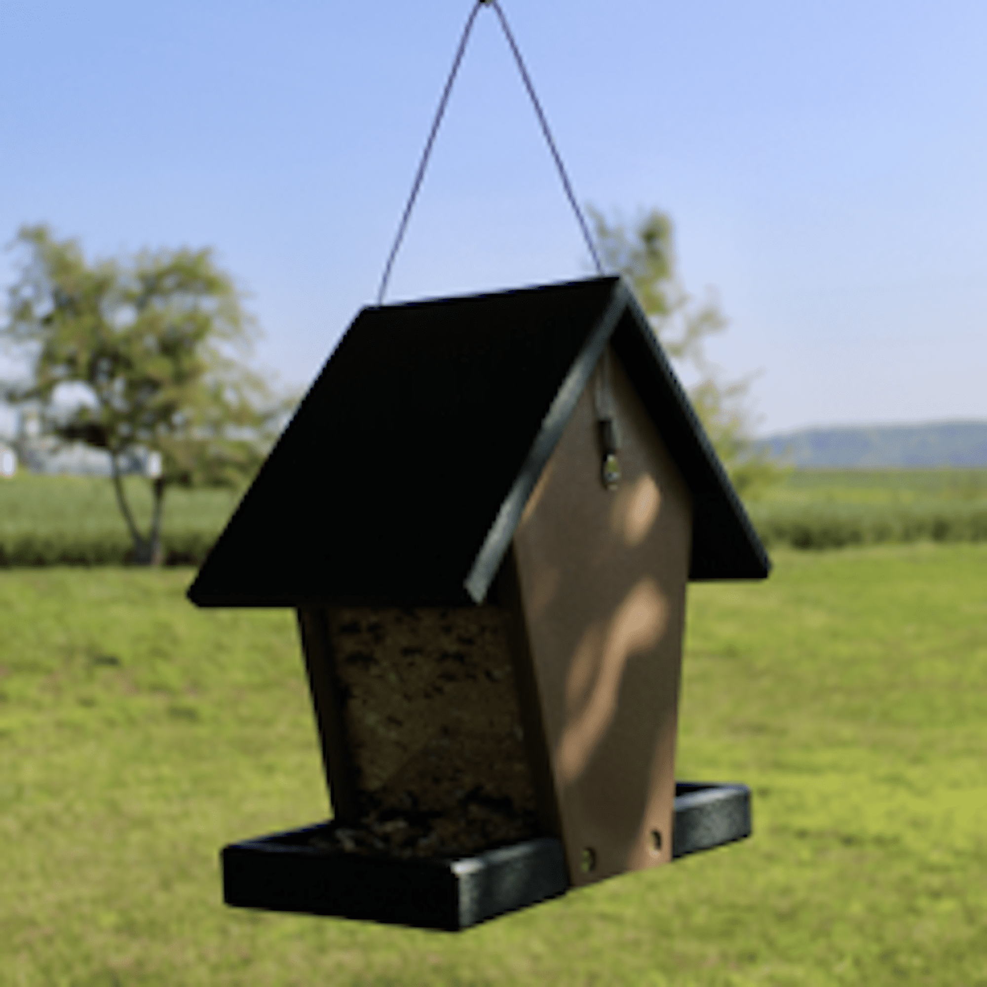 Songbird Essentials Hopper Feeder Recycled Plastic Wild Bird Feeder for Bird Seed， 6 Cup Capacity