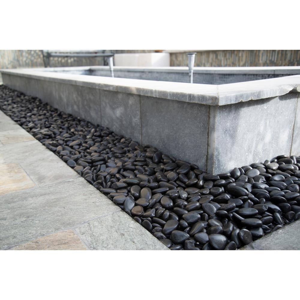 MSI Black Polished Pebbles 0.5 cu. ft . per Bag (0.75 in. to 1.25 in.) Bagged Landscape Rock (55 bags  Covers 22.5 cu. ft.) QBLK3POL40FP