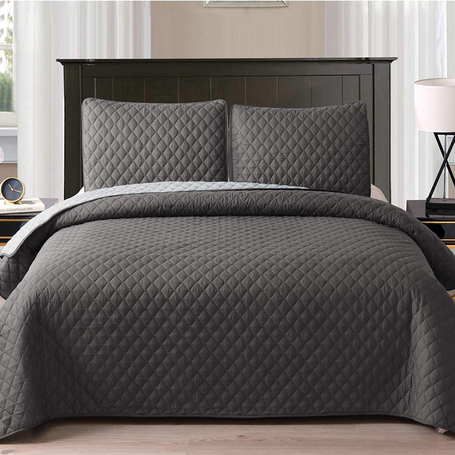 Exclusivo Mezcla Ultrasonic Reversible 3-Piece King Size Quilt Set with Pillow Shams， Lightweight Bedspread/Coverlet/Bed Cover - (Grey， 92