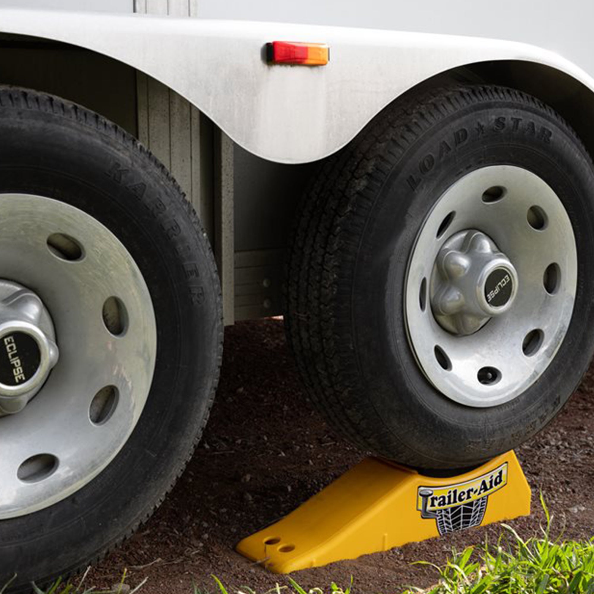 Camco Trailer Aid PLUS Tandem Trailer Tire Changing Ramp with  5.5 Lift, Yellow