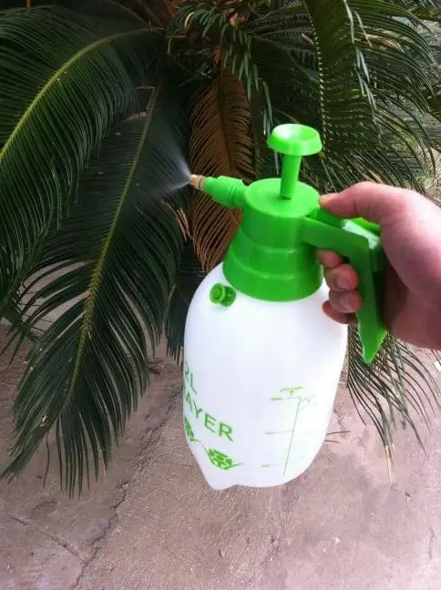 Professional degassing 2L High Plastic Watering Can Garden Portable Water Manual Hand Pump Air Pressure Sprayer Bottle