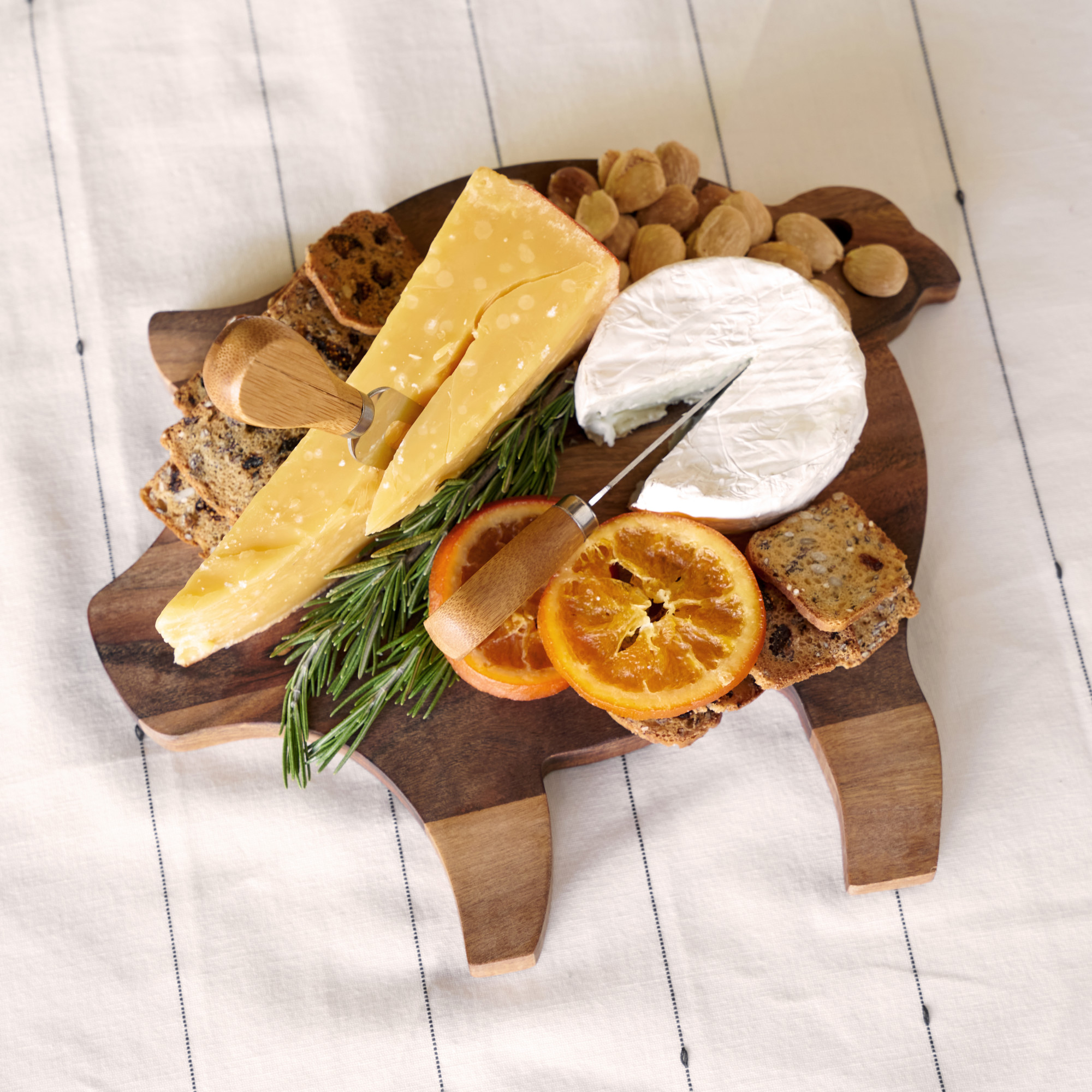 Twine Rustic Farmhouse Pig Acacia Wood Cheese Board in Natural Wood