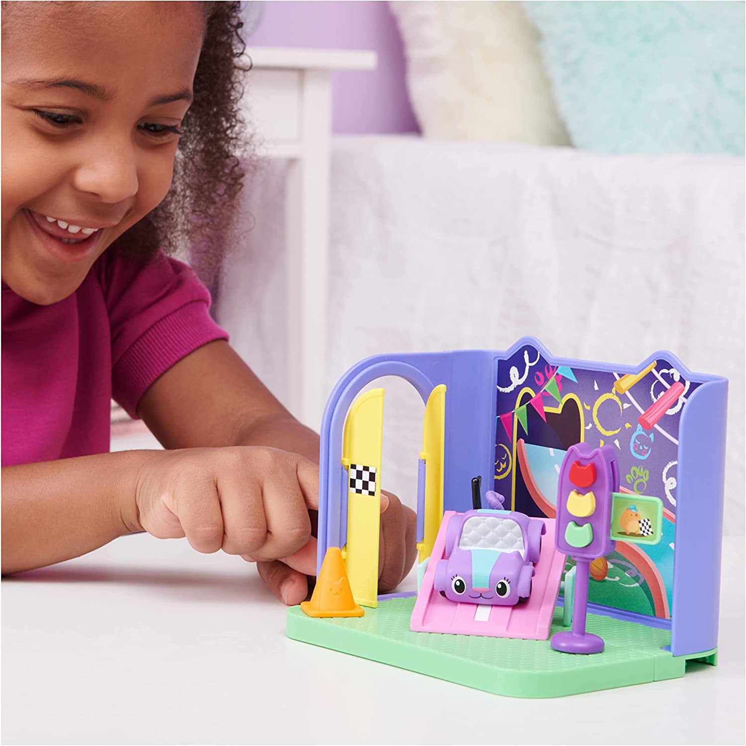 Gabby's Dollhouse， Carlita Purr-ific Play Room with Carlita Toy Car， Accessories， Furniture and Dollhouse Deliveries， Kids Toys for Ages 3 and up