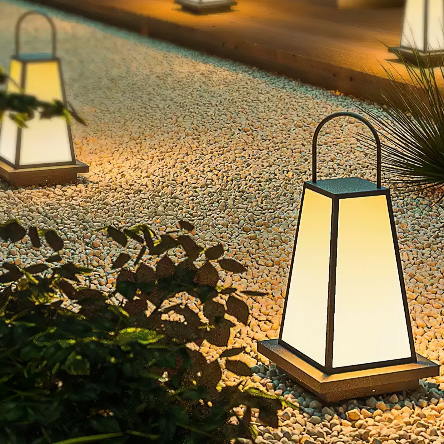 Roam Lantern Solar Outdoor Lamp