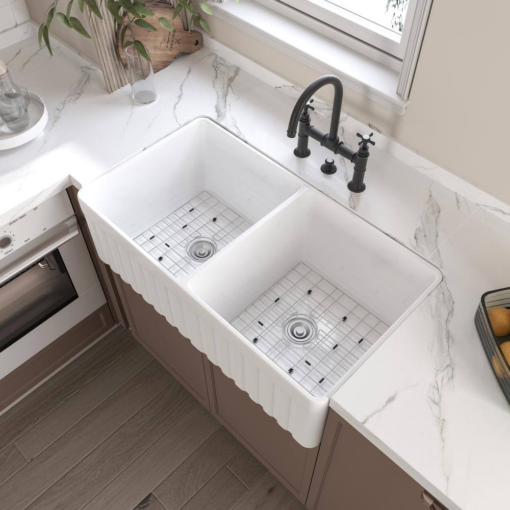 HOROW White Fireclay 33 in. Double Bowl Farmhouse Apron Kitchen Sink Workstation Kitchen Sink with Bottom Grid HR-F3318D