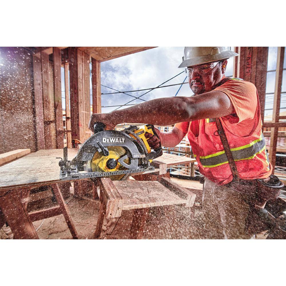 DW FLEXVOLT 60V MAX Cordless Brushless 7-14 in. Wormdrive Style Circular Saw and (1) FLEXVOLT 6.0Ah Battery DCS577W606