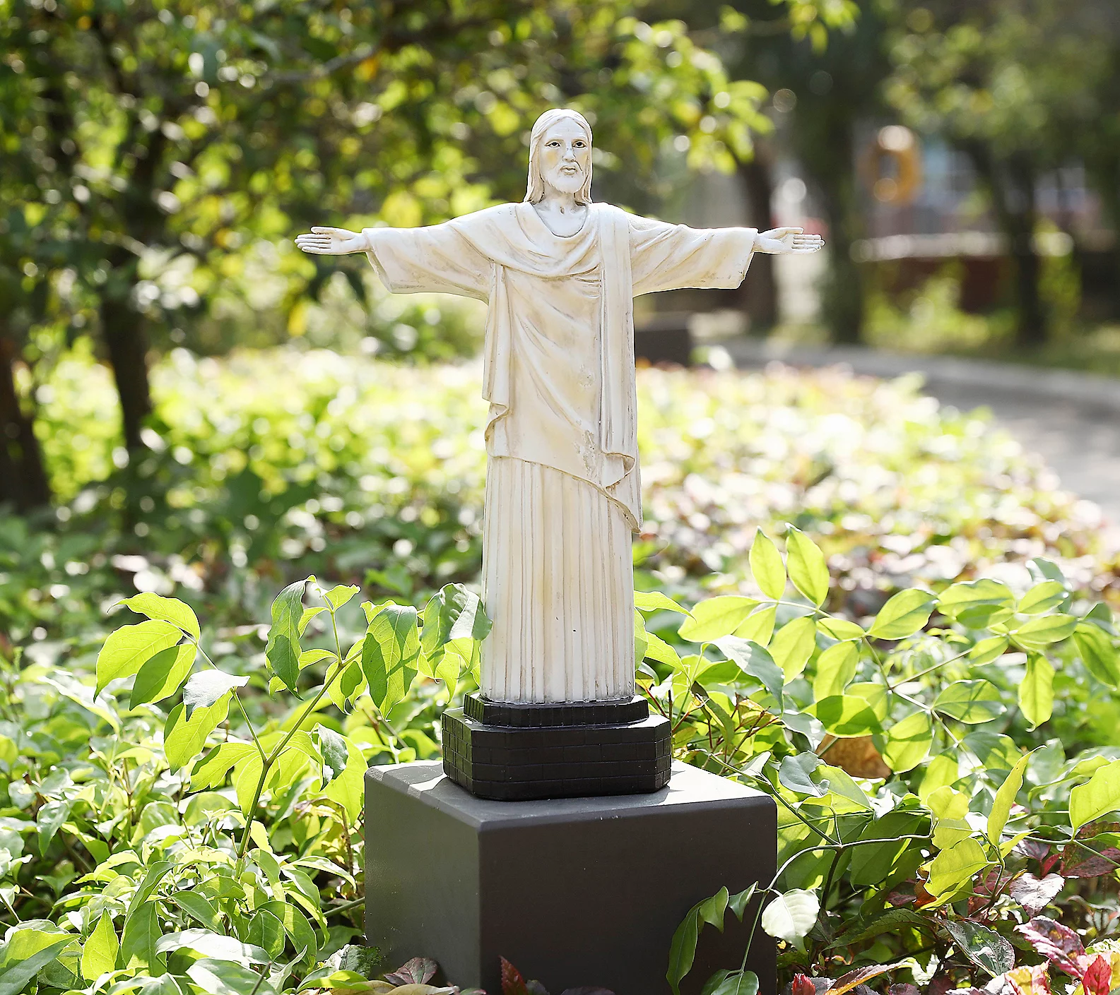 Techko Jesus Statue with Solar Spotlight