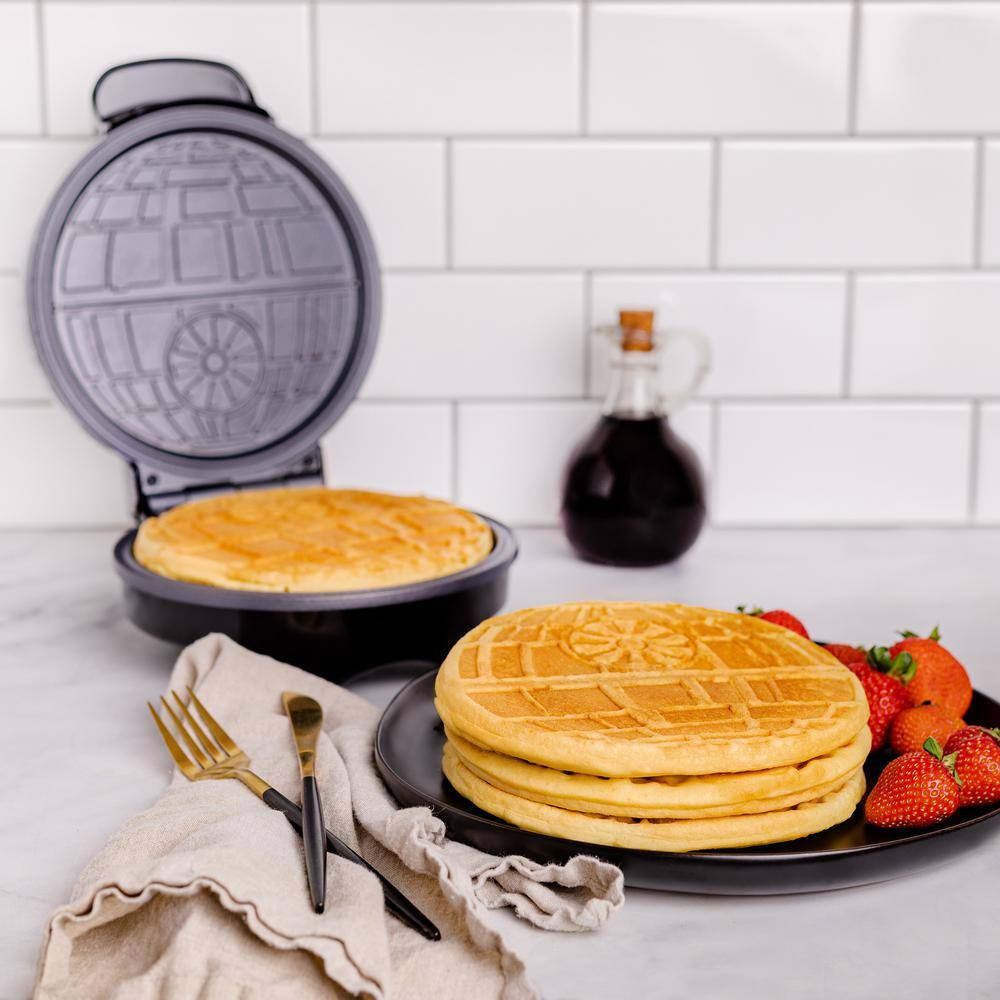 Uncanny Brands Star Wars Deluxe Silver Death Star American Waffle Maker DWM-SRW-DST