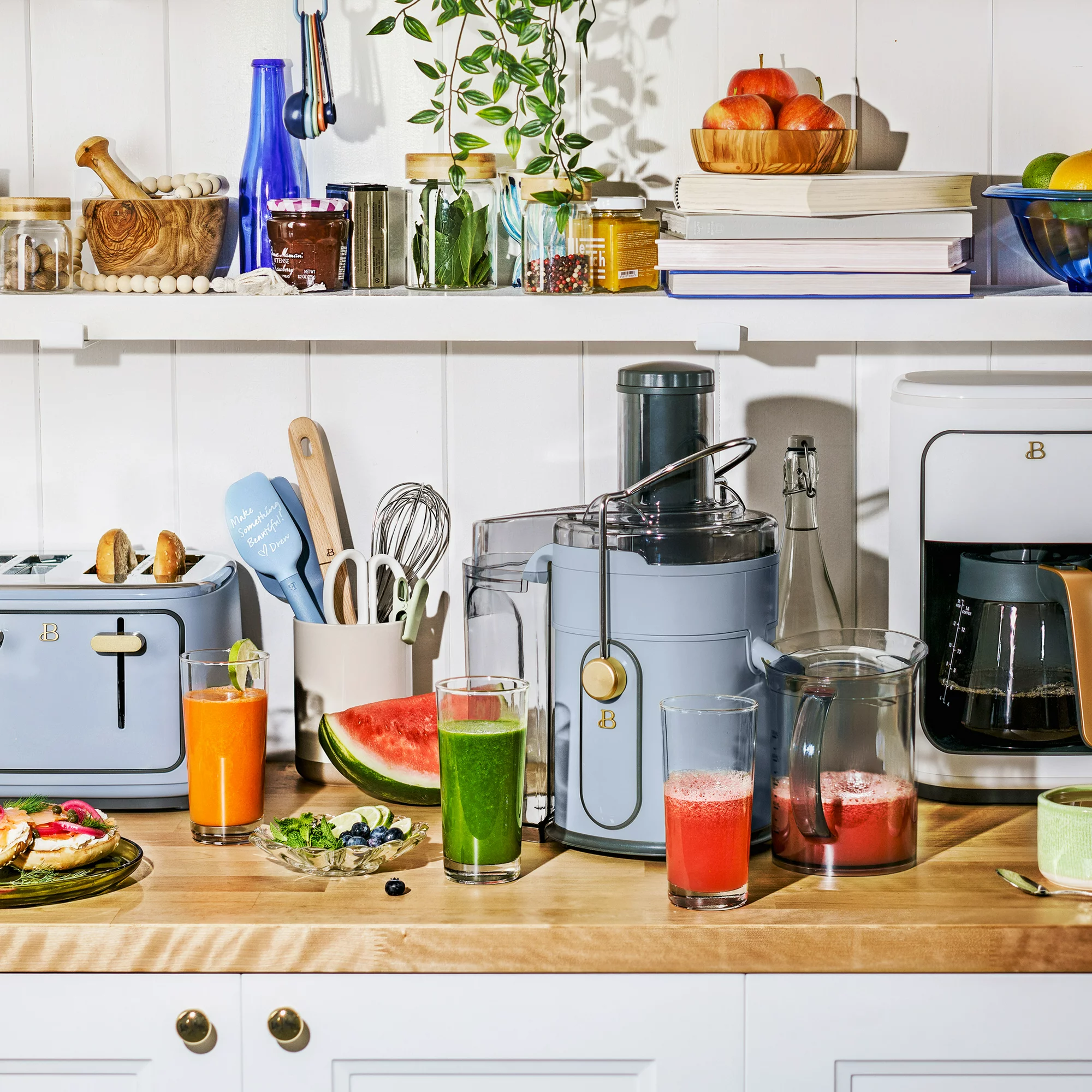 Beautiful 5-Speed Electric Juice Extractor with Touch Activated Display， Cornflower Blue by Drew Barrymore