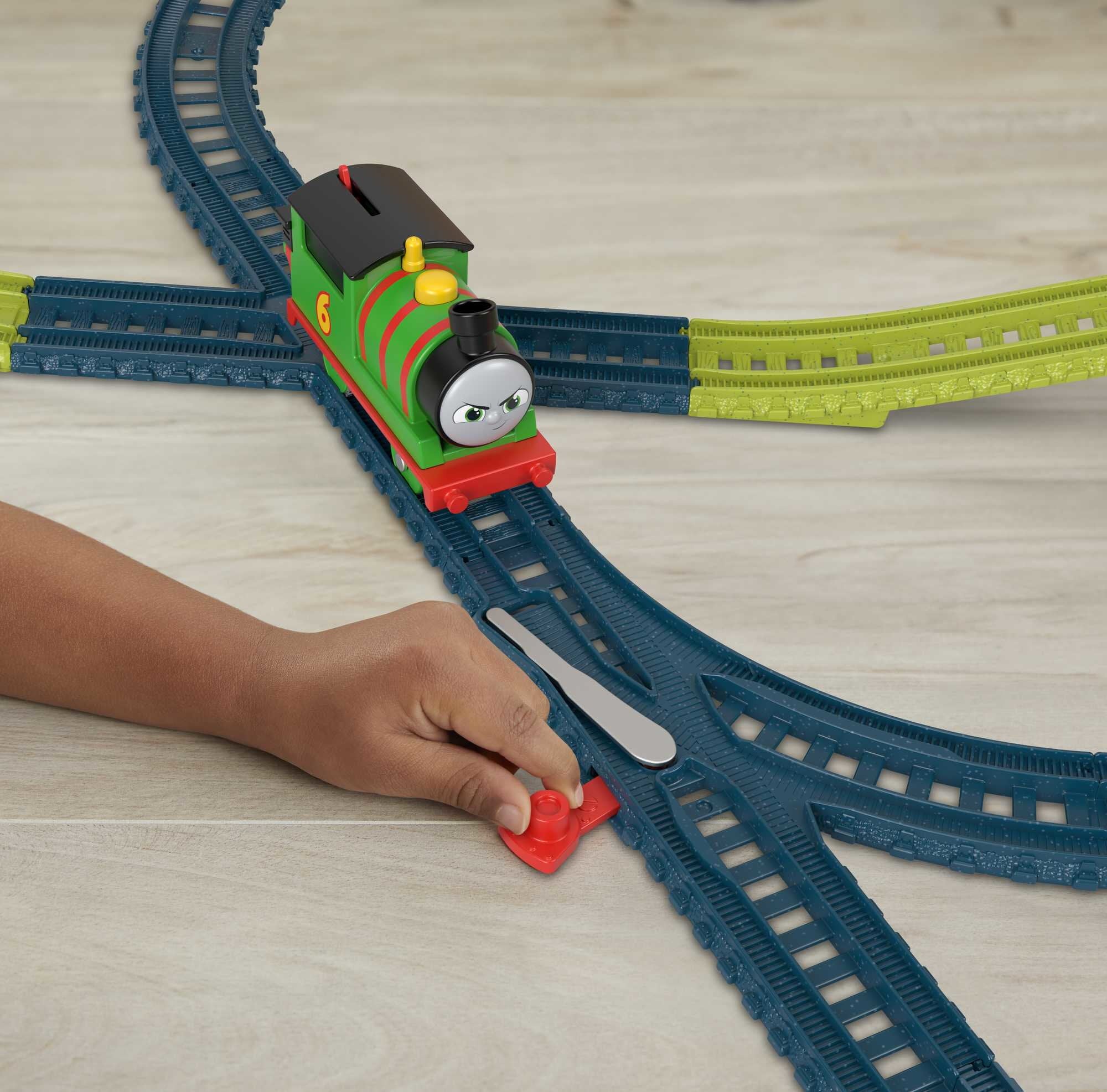 Thomas and Friends Percy 6-in-1 Set with Motorized Percy Engine， Track and Play Pieces