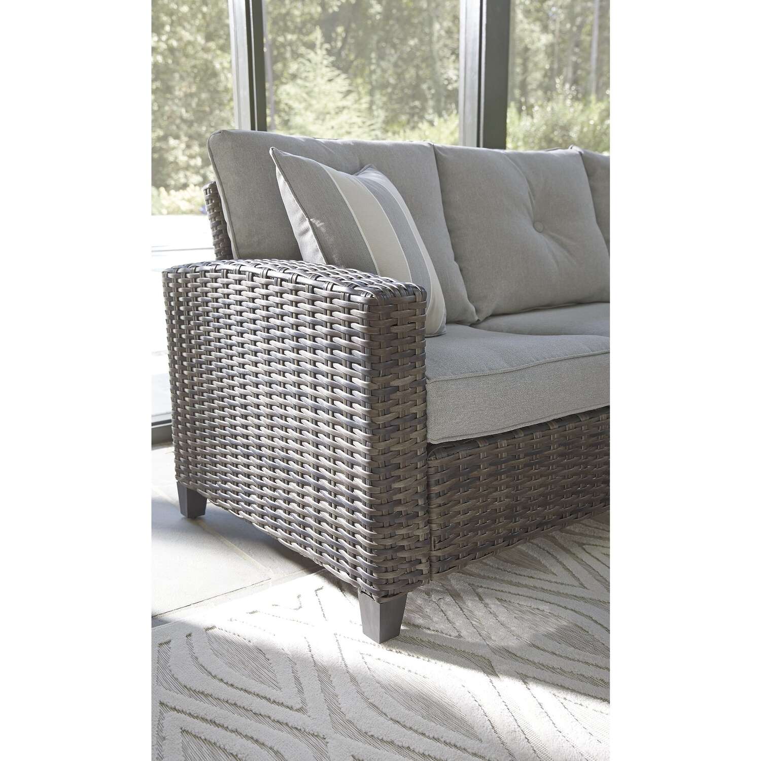 Signature Design by Ashley Cloverbrooke 4 pc Gray Aluminum Wicker Conversation Set Gray