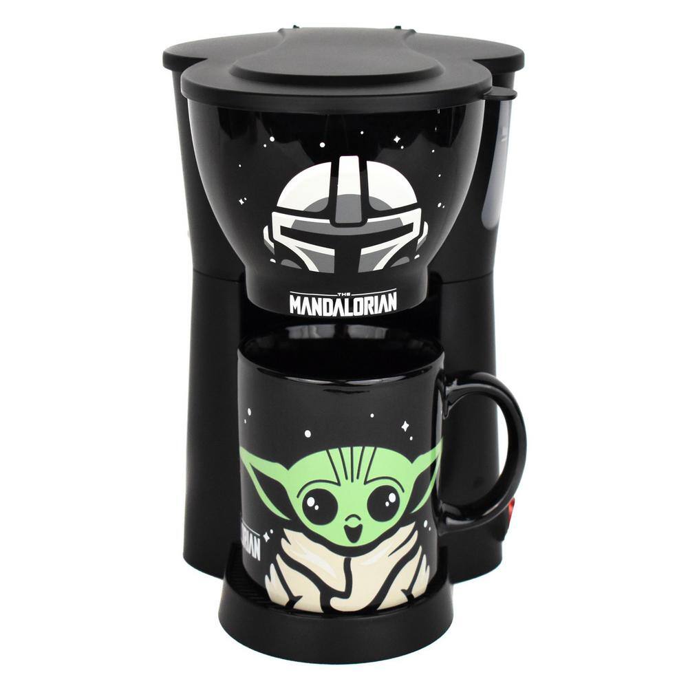 Uncanny Brands The Mandalorian Single Cup Coffee Maker with Mug CM-SRW-MAN1