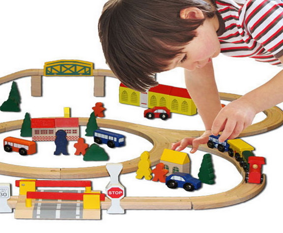 Brybelly Conductor Carl 100 Piece Wooden Train Set