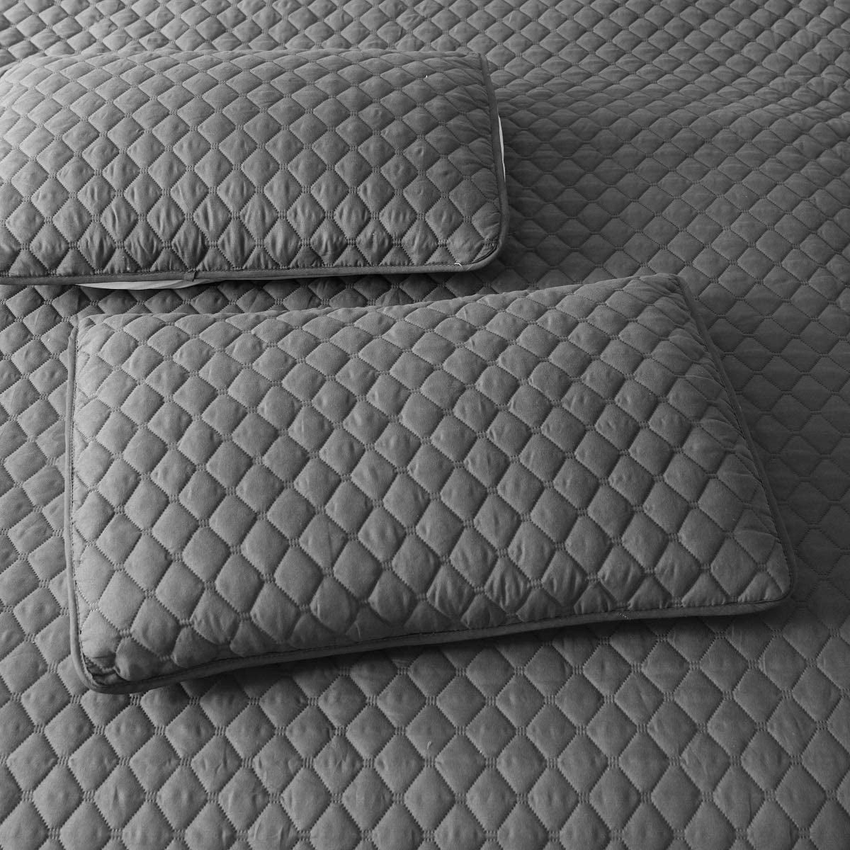 Exclusivo Mezcla Ultrasonic Reversible 3-Piece King Size Quilt Set with Pillow Shams， Lightweight Bedspread/Coverlet/Bed Cover - (Grey， 92