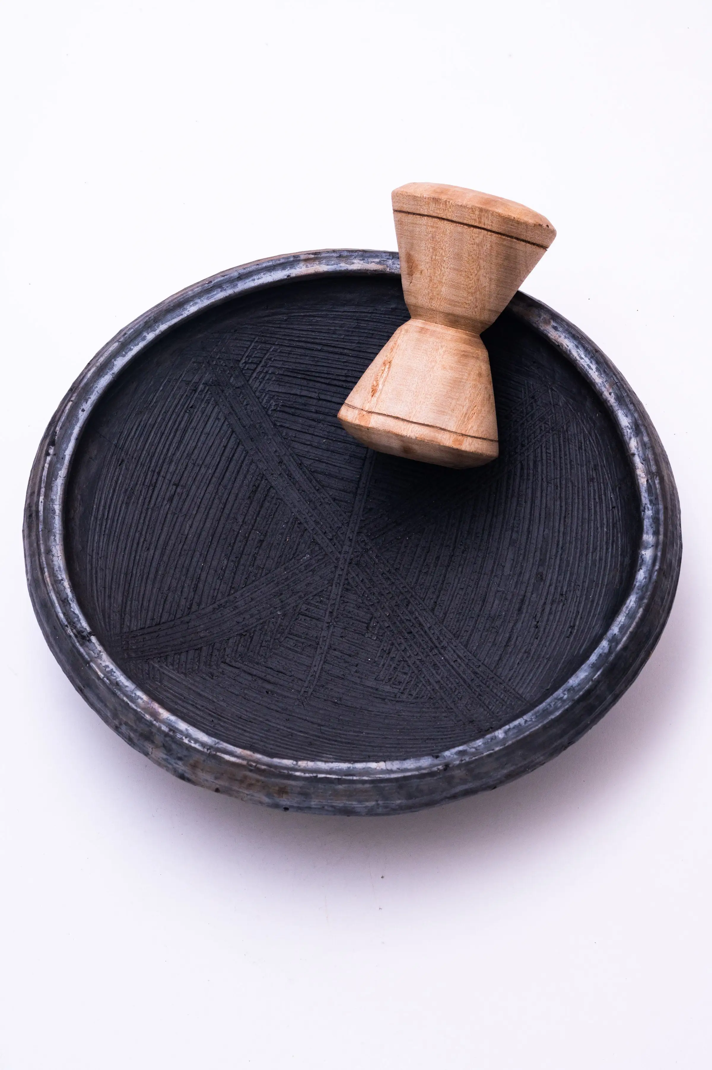 African Delights Asanka Traditional Pot with a Wooden Grinder， Black