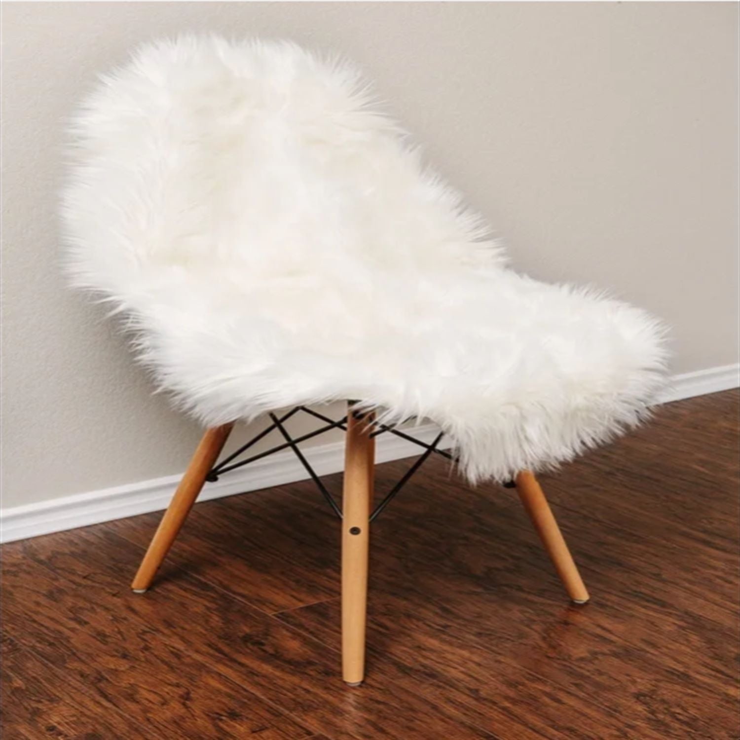 Uttermara Soft Faux Sheepskin Area Rug， White Decorative Blanket for Chairs and Rooms， 24