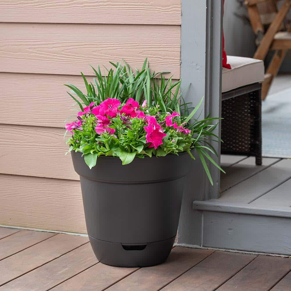 Southern Patio Graff Medium 11.9 in. x 10.7 in. 1 Qt. Black Resin Self-Watering Indoor/Outdoor Planter GS1208BK