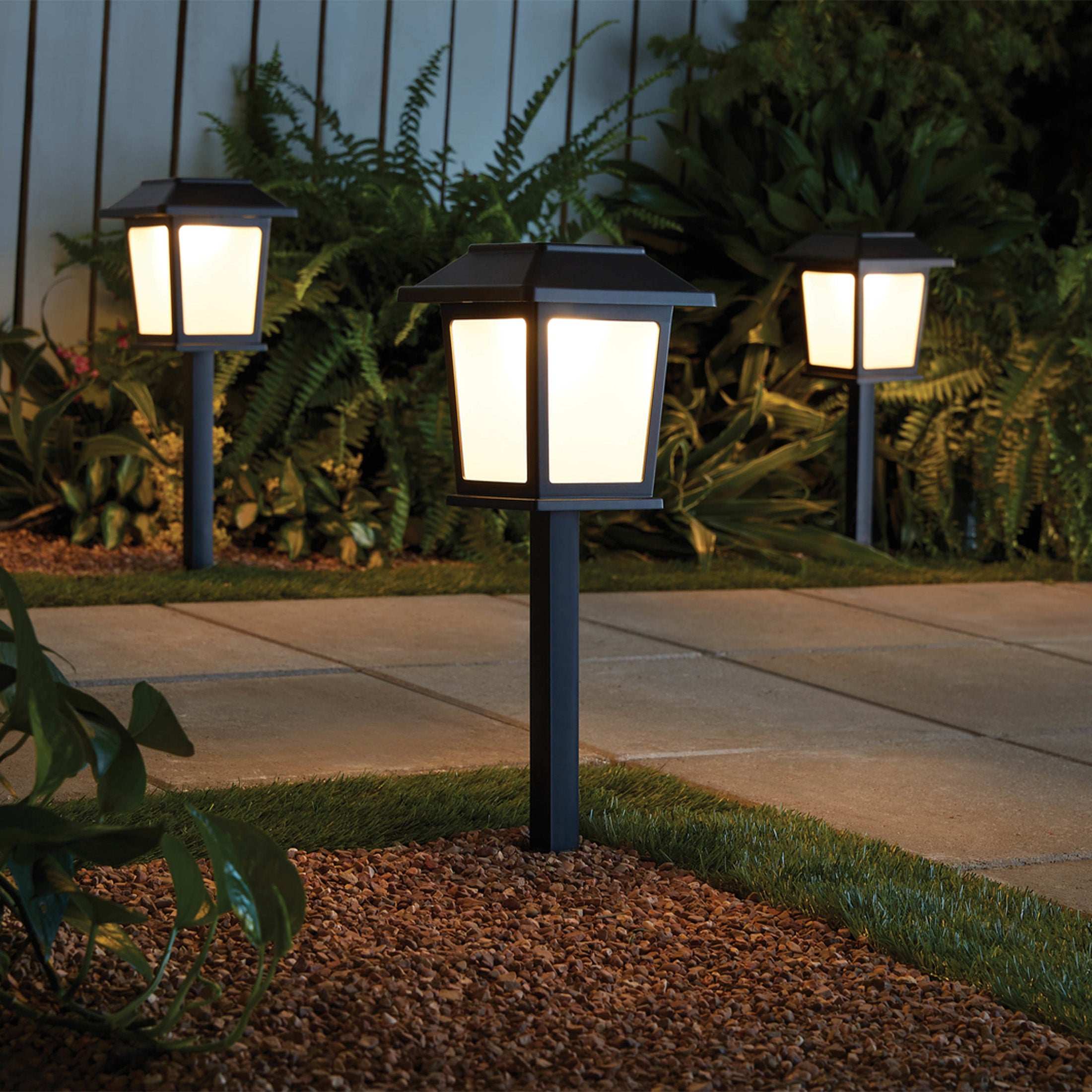 Better Homes and Gardens Solar Powered Black Metal LED Landscape Pathway Light， 30 Lumens