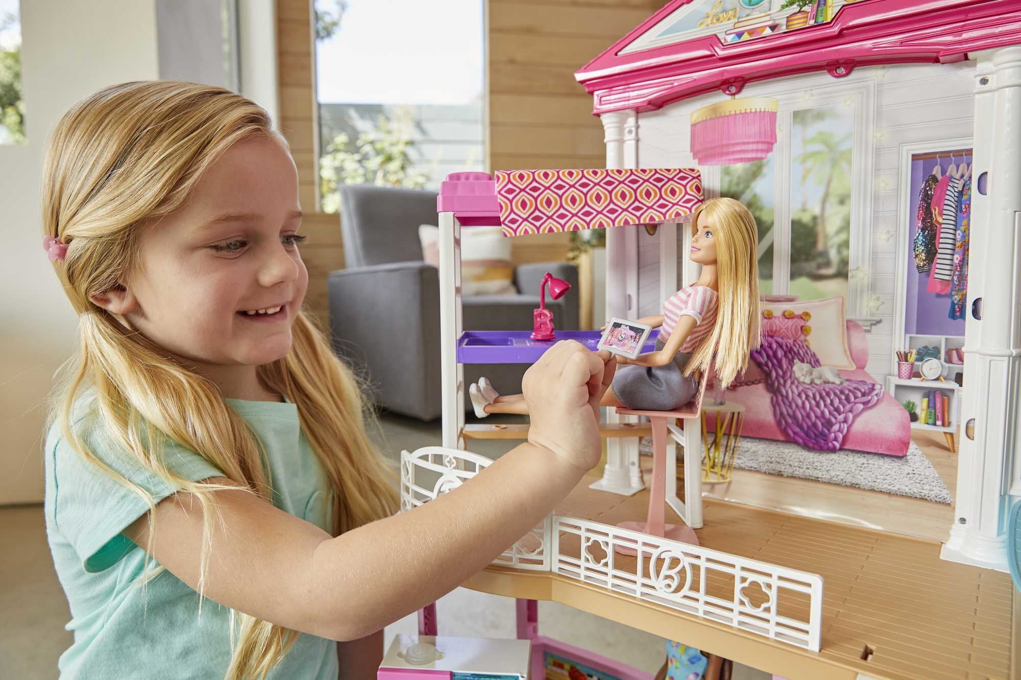 Barbie Dollhouse Set with 3 Dolls and Furniture， Pool and Accessories