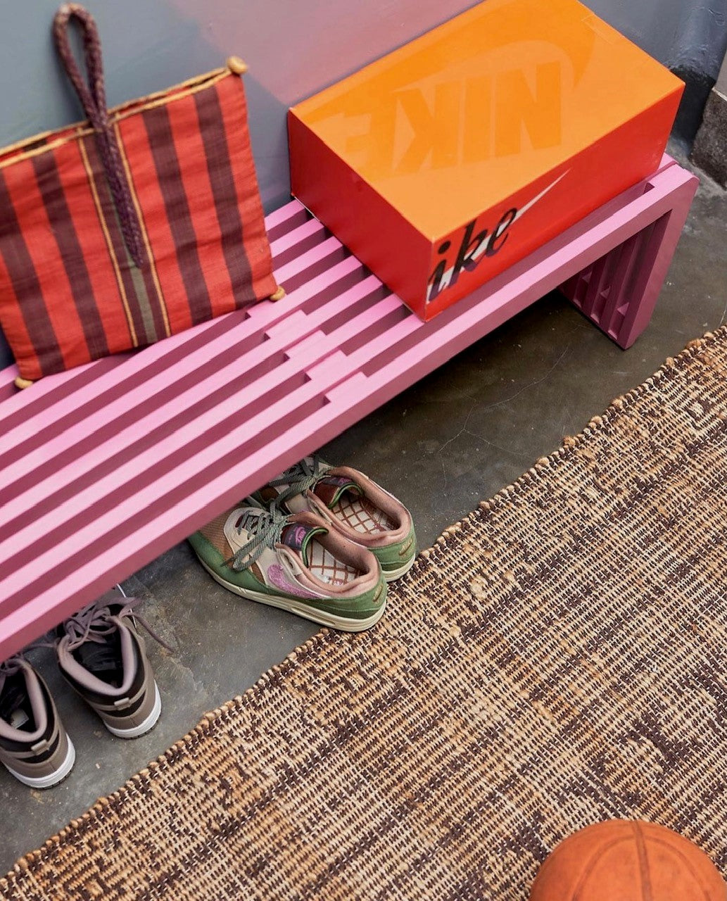 Slatted bench hot pink