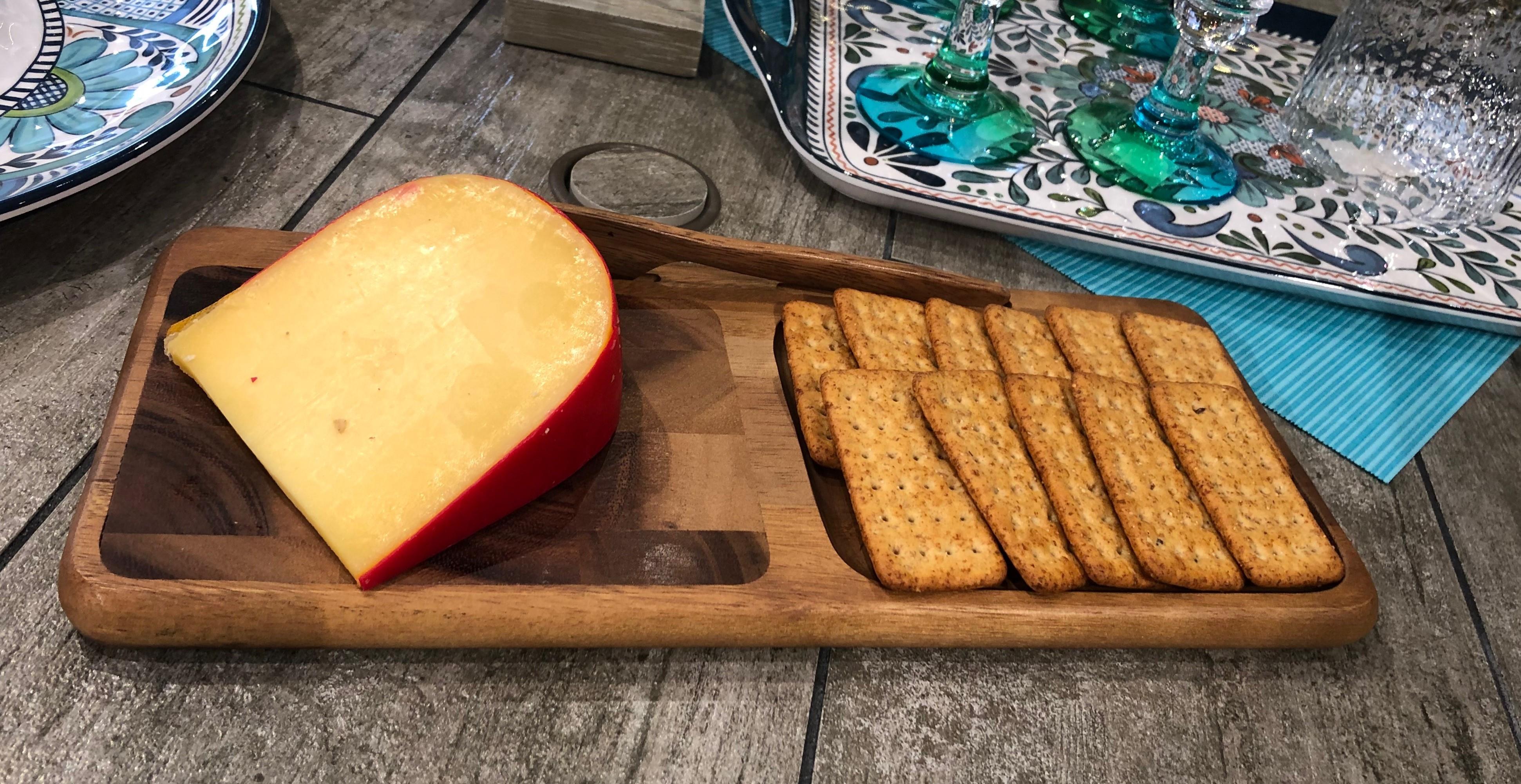 Kalmar Home Cheeseboard with End Grain Inlay， Knife Included