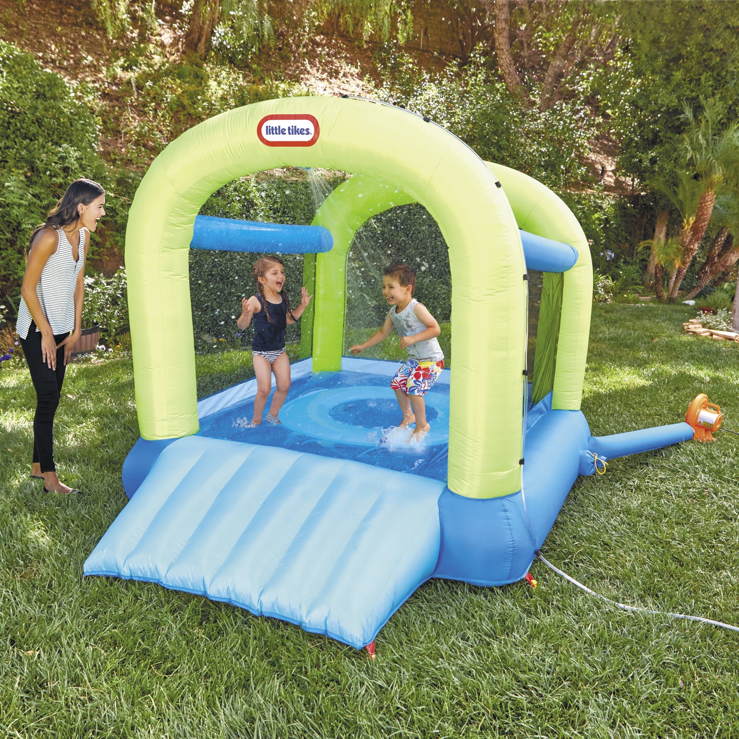 Little Tikes Splash n' Spray Outdoor Indoor 2-in-1 Inflatable Bounce House with Slide, Water Spray and Blower, Fits 2 Kids, Backyard Toy For Boys Girls Ages 3-8 Years