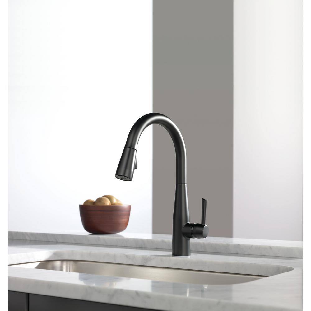 Delta Essa Single-Handle Pull-Down Sprayer Kitchen Faucet with MagnaTite Docking in Matte Black 9113-BL-DST