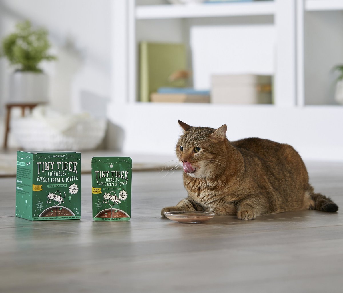 Tiny Tiger Lickables， Senior Formula， Tuna and Chicken Recipe， Bisque Cat Treat and Topper