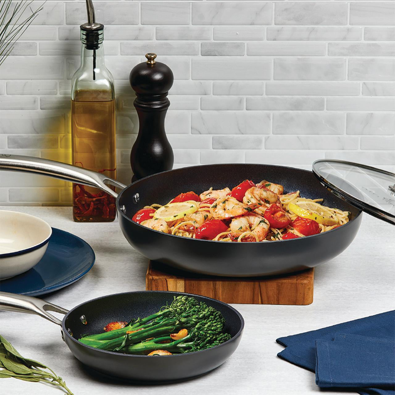 Emeril Lagasse Forever Pans， 10 Piece Cookware Set with Lids and Utensils， Hard Anodized Nonstick Pans， Black， Dishwasher Safe， Oven Safe