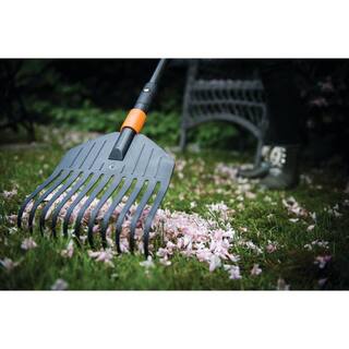 Fiskars QuikFit Shrub Rake Interchangeable 8.5 in. Head Attachment 330350-1001