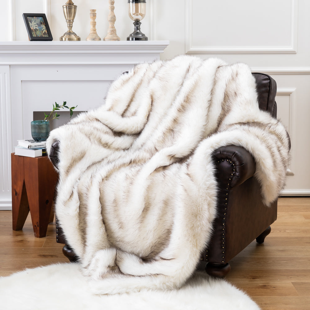 Battilo Luxury White Faux Fur Blanket for Bed， Extra Large Super Soft Fluffy Cozy Fall Thick Warm Faux Fur Throw Blankets for Couch， Bed Reversible to Plush Velvet (60