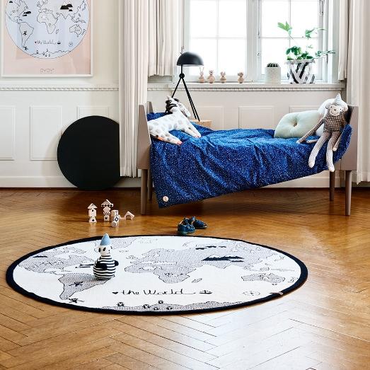 World Rug in Offwhite / Black