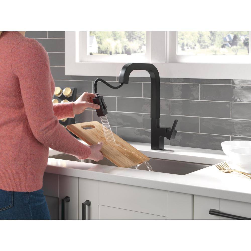 Delta Junction Single-Handle Pull-Down Sprayer Kitchen Faucet [with MagnaTite Docking] in Matte Black 19825LF-BL