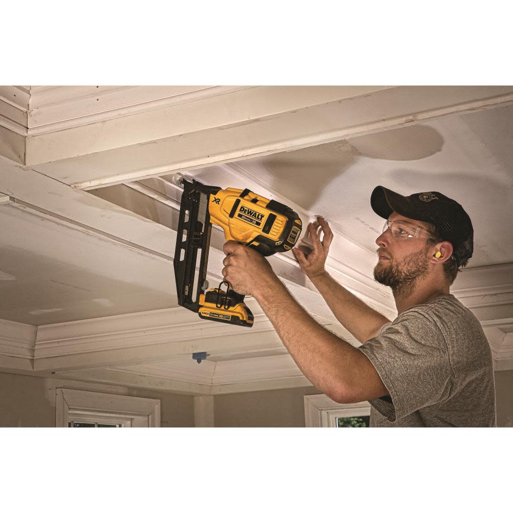 20 V MAX* 16 Gauge Angled Cordless Finish Nailer Kit ;