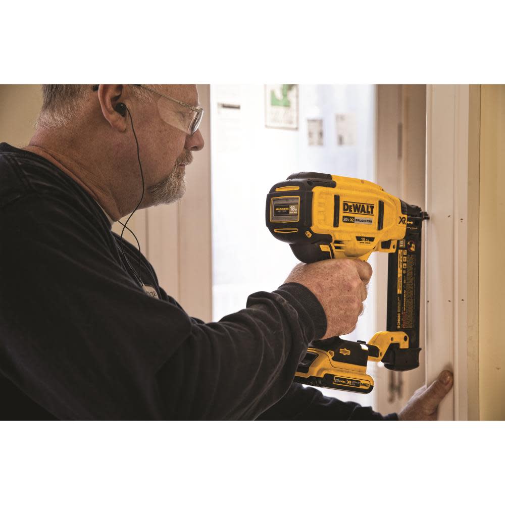 20 V MAX* XR 18 Gauge Brad Nailer Kit ;