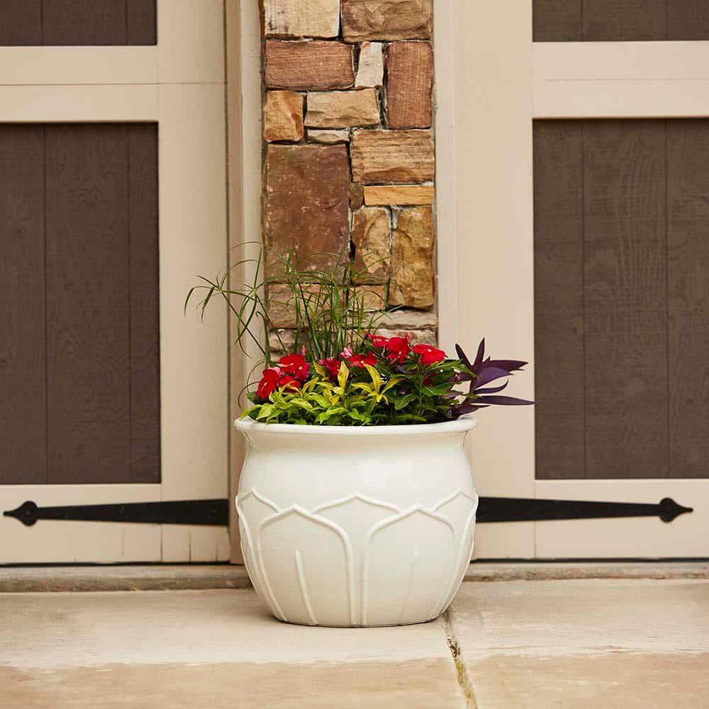 Southern Patio Atkinson Medium 13.8 in. x 11.4 in. 18 qt. White Ceramic Outdoor Planter CRM-088776