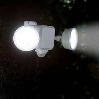 LUMENOLOGY 1000 Lumens Outdoor Battery-Powered Dual LED Motion Sensing IP44 Flood and Security Light White LMLOGY-DSML-002